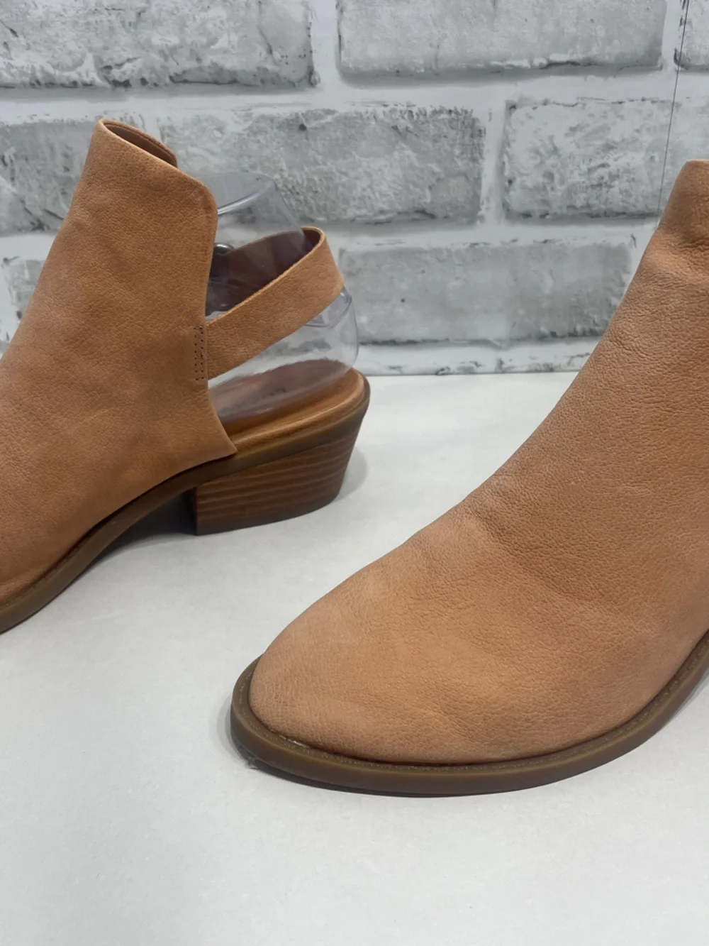 Lucky Brand Leather Tan Cutout Ankle Booties with Buckle preowned. Size 6.5